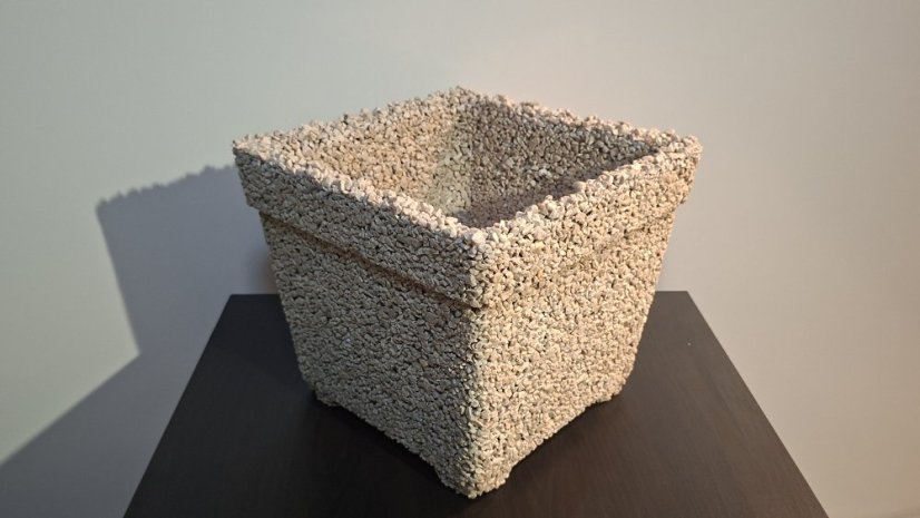 Materiál: přírodní říční kamínky, ručně spojované minerálním pojivem